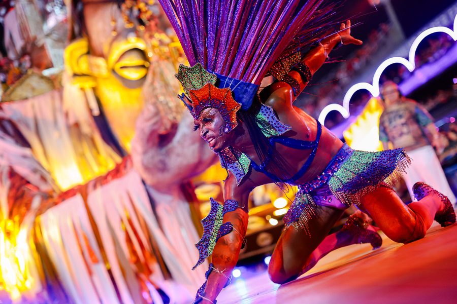 A arte do passista: corpo, brilho e avenida