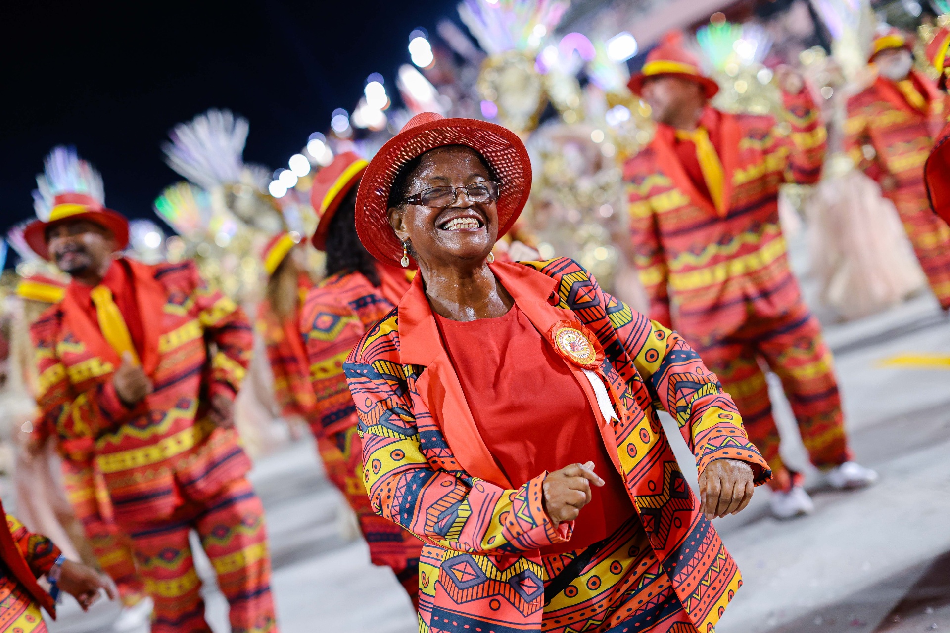 Componente da velha-guarda sorrindo durante o desfile
